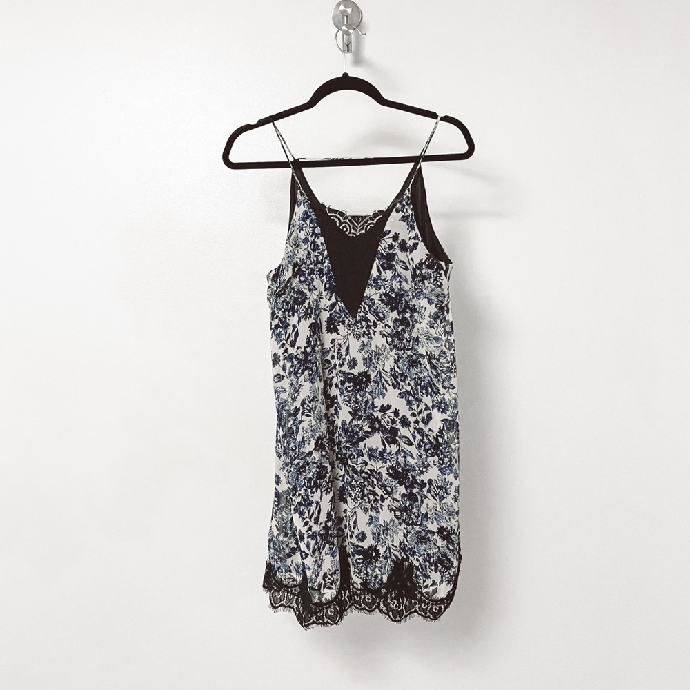 ASTR NYE Holiday Chic Strappy Lace Sleeveless‎ Low Open Back Floral Mini Dress